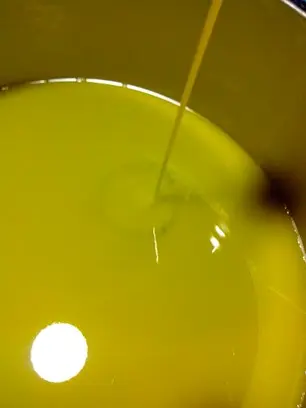 Nach der Pressung Frisches Olivenöl